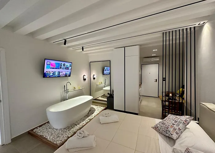 H Y P N O S E By Sea View Suites